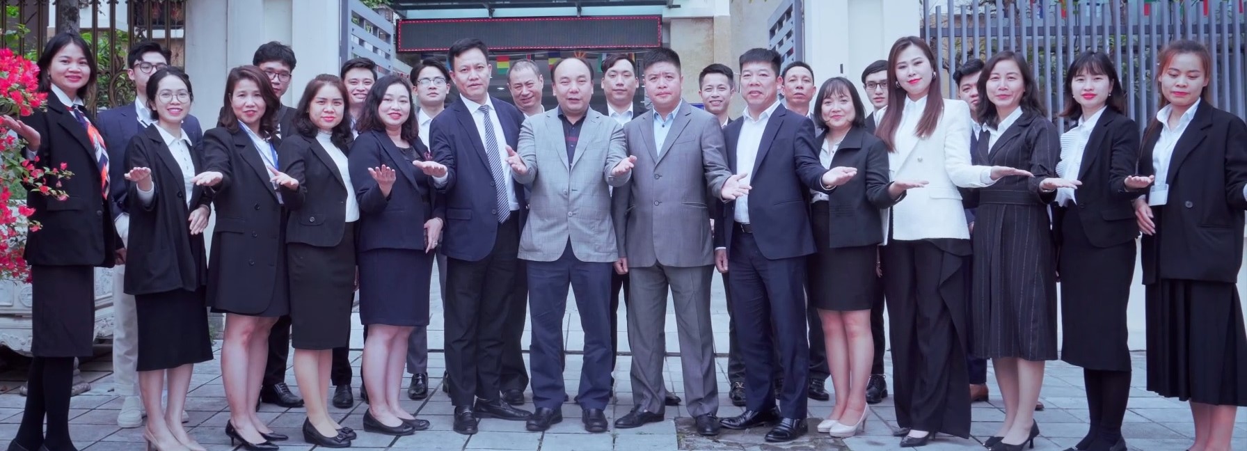 Ban lanh đạo và nhân viên